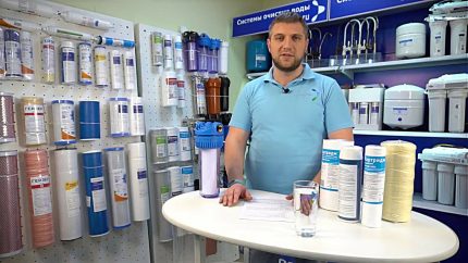 Филтри за пречистване на вода Мениджърът продава филтри за системи за пречистване на вода