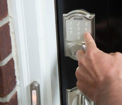 Умна брава Sense Smart Deadbolt