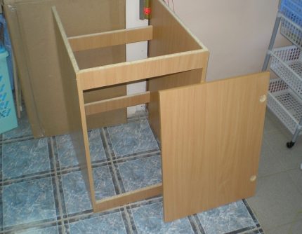 Сглобен шкаф с вратичка