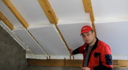 Уплътняване по линията на съединяване на пенопласта и мауерлата Изолация на мястото на прилепване към мауерлата