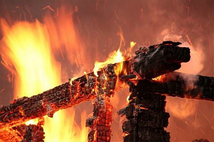 Като изолация трябва да се използват незапалими видове материали. Пожар в жилищен дом
