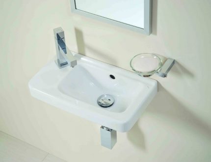 Waschbecken mit Seitenarmatur