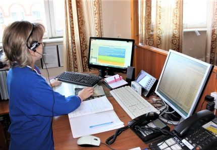 Служител на горещата линия