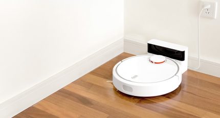 Роботът сам пристига на станцията за зареждане. Роботът сам пристига на станцията за зареждане.