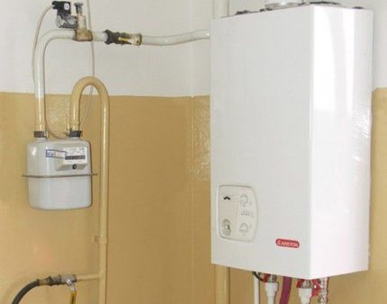 Настенен котел и газомер Настенен котел и газомер