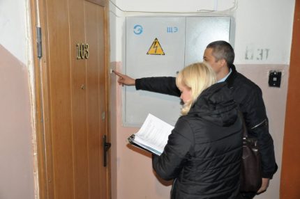 Служители на комуналната служба звънят в апартамента