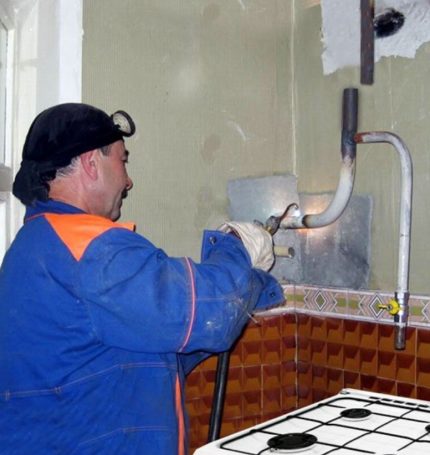 Майсторът прави заварка на газова тръба