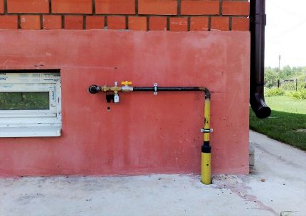 Изход на газопровода при фундамента на къщата