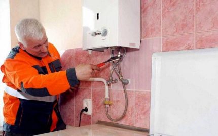 Ein Techniker tauscht den Gasdurchlauferhitzer aus