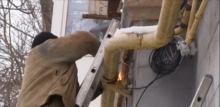 Der Techniker verschweißt einen Einstich in der Gasleitung