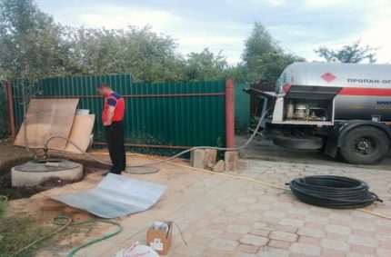 Зареждане на газхолдера от камион