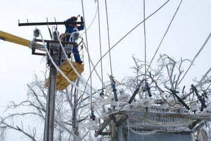 Elektroinstallateure beseitigen die Folgen von Eisregen