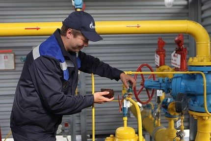 Специалист от ГорГаз извършва присъединяването.
