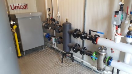 Котли и хидрострелки в газова котелна централа на многоетажна сграда