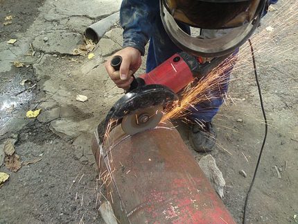 Разрязване на газов ресивер с помощта на ъглошлайф