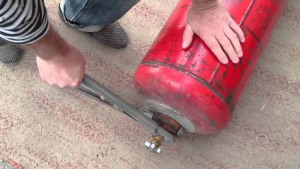 Развиване на вентила с помощта на газов ключ