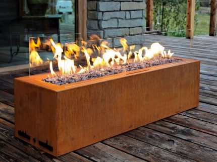 Gas-Kamin mit offener Flamme