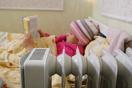 Студено е, детето спи облечено