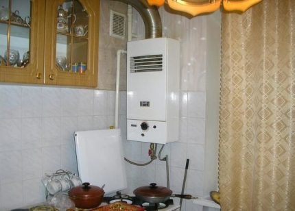 Стенен газов котел в кухня на апартамент