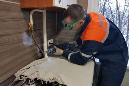 Слесар ремонтира газова тръба