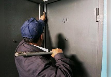Служител на газовата служба звъни на вратата
