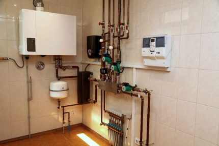 Газов стенен котел в котелно помещение