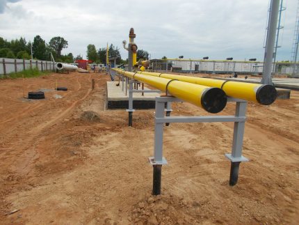Газови тръби на метални опори