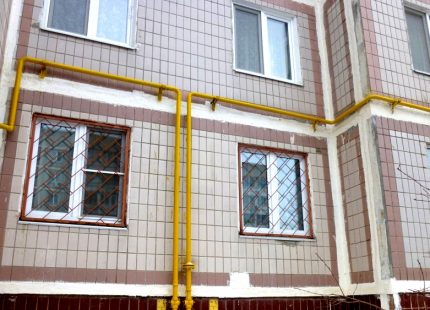 Газови тръби под прозорците на къщата