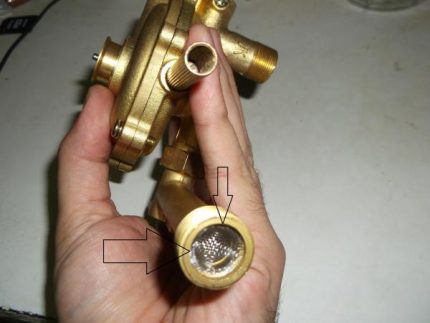 Wasserfilter am Auslass des Durchlauferhitzers