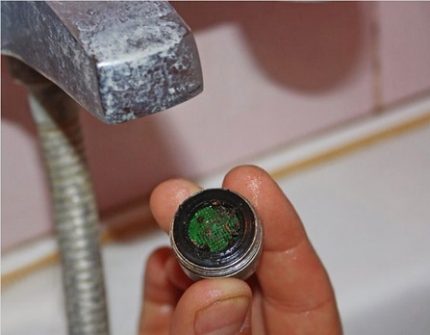 Запушване на мрежата на смесителя Запушване на мрежата на смесителя