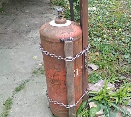 Балонът е притегнат към ъгълчето