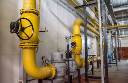 Стоманени газови тръби вътре в сградата