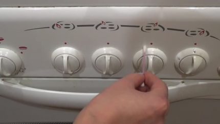 Почистване на дръжката с памучна клечка