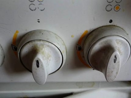 Омазнени дръжки на газова печка
