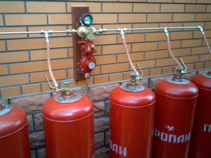 Свързване на няколко газови бутилки чрез метална рампа