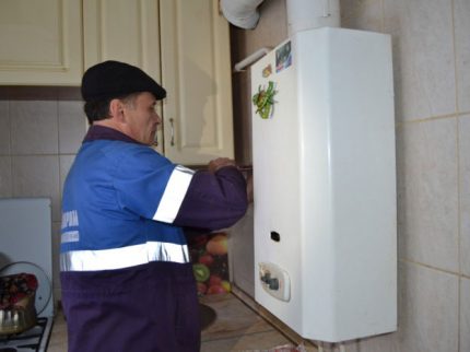 Монтаж на бойлера от служител на газовата служба