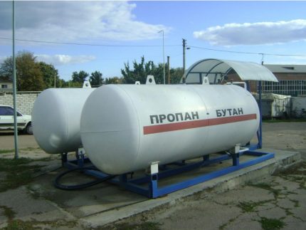 Голям резервоар за пропан и бутан на газостанция