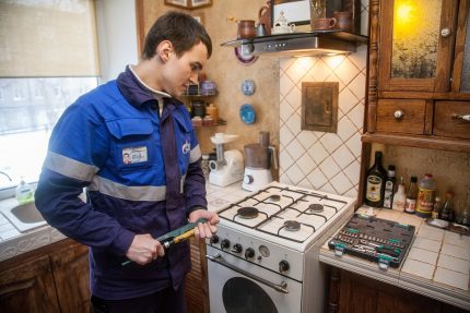 Газов техник извършва ремонт на печката