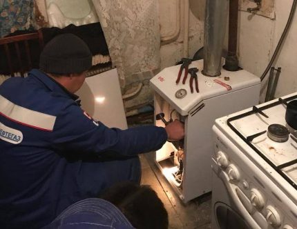Газов техник проверява котела