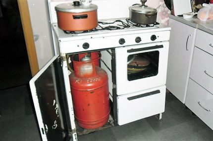 Газов балон в специално отделение на печката Газов балон в специално отделение на печката
