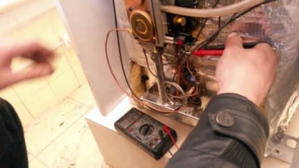 Überprüfung der elektrischen Verbindungen des Gaskessels