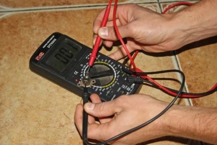 Überprüfung der Elektrik des Gaskessels mit einem Multimeter