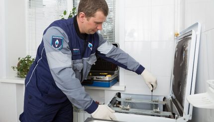 Майсторът свързва газовата печка