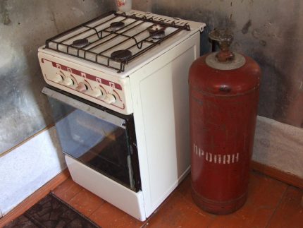 Печката е свързана с газова бутилка