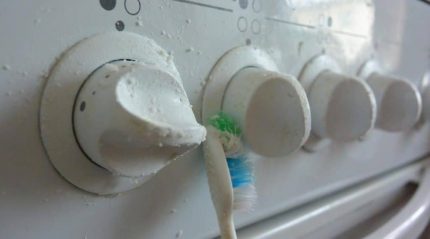Почистване на ръчките на газовата печка