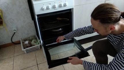 Процес на сваляне на вратичката на фурната