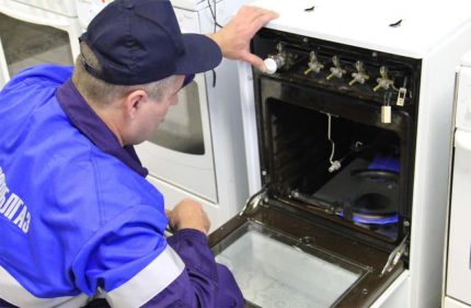 Проверка на изтичане на газ от служител на аварийната служба