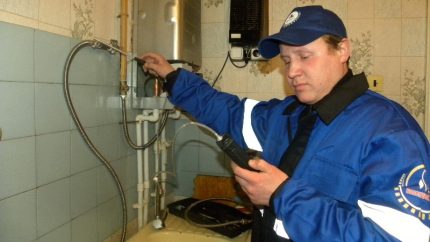 Проверка на газ от специалист на газовата служба