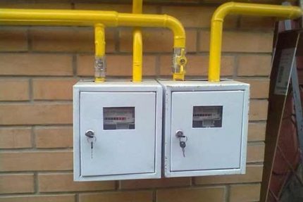 Разходомери за газ на фасадата на дома Газомери