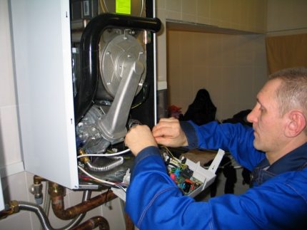 Газовият техник работи с котела